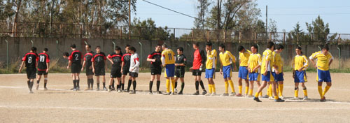 Le squadre a centrocampo